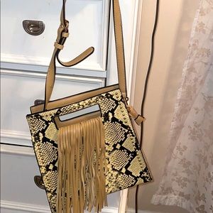 Trendy fringe crossbody bag !